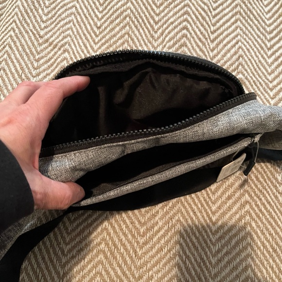 Lululemon on the belt bag- sunrise to sunset festival edition - Picture 3 of 3